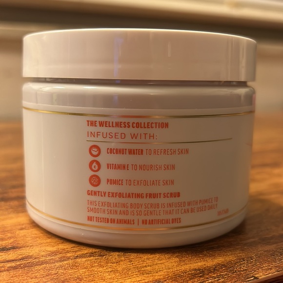Bath and Body Works Coconut Water Fruit Scrub - Picture 2 of 4